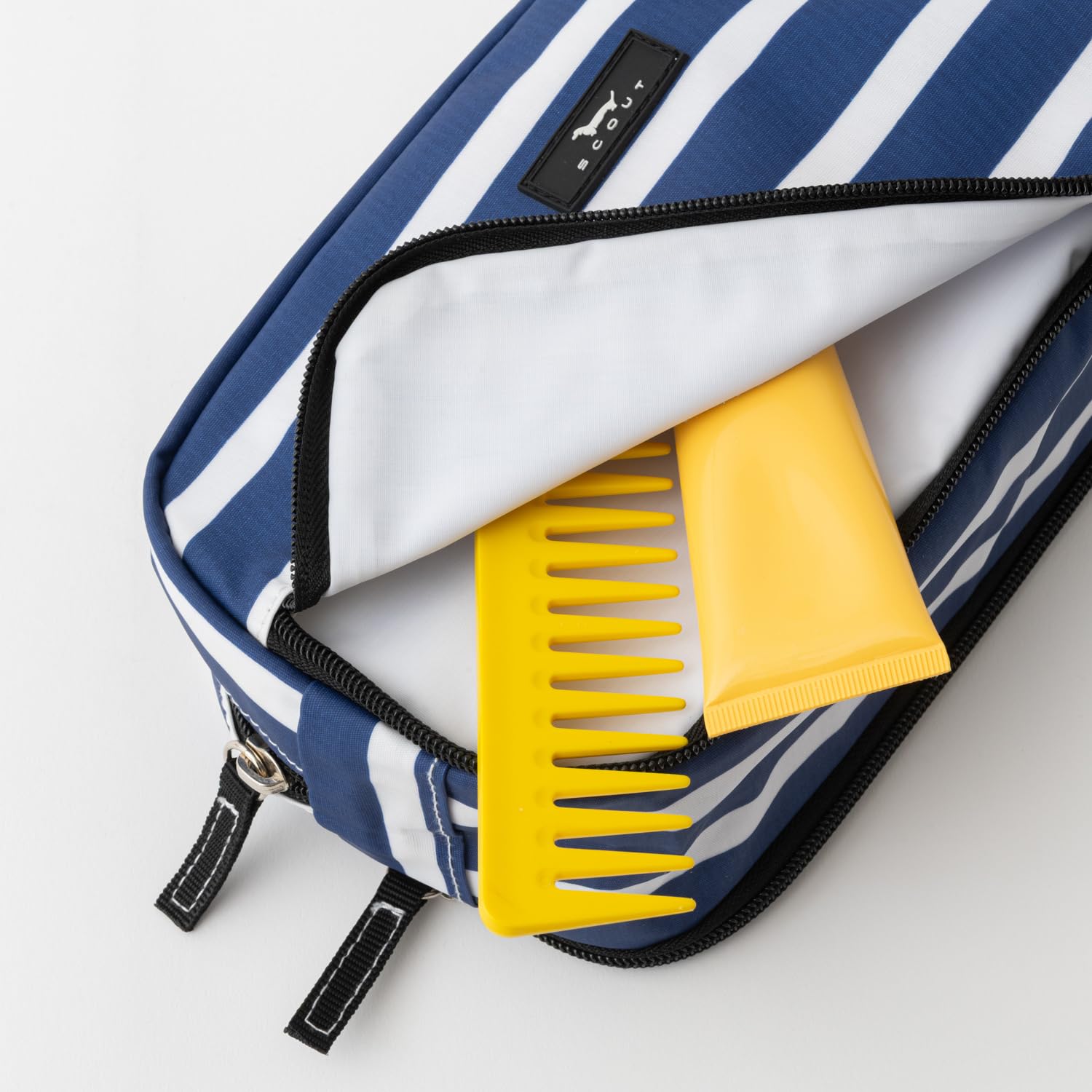 SCOUT Trousse toilette debout, accès rapide au contenu.