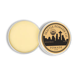 Seattle Pomade Co. brillance naturelle élevée sur les cheveux coiffés.