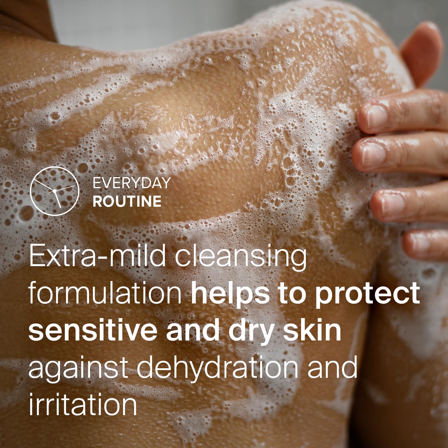 Texture mousse douce Sebamed Olive lors de le9application sur peau sensible.