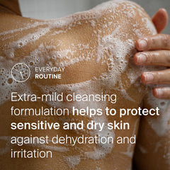 Texture mousse douce Sebamed Olive lors de le9application sur peau sensible.