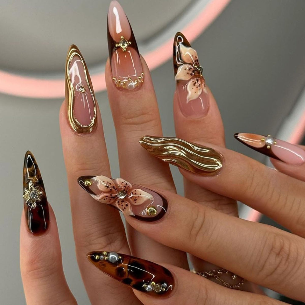 Ongles SEENEEY amande brun fleurs 3D avec design doré