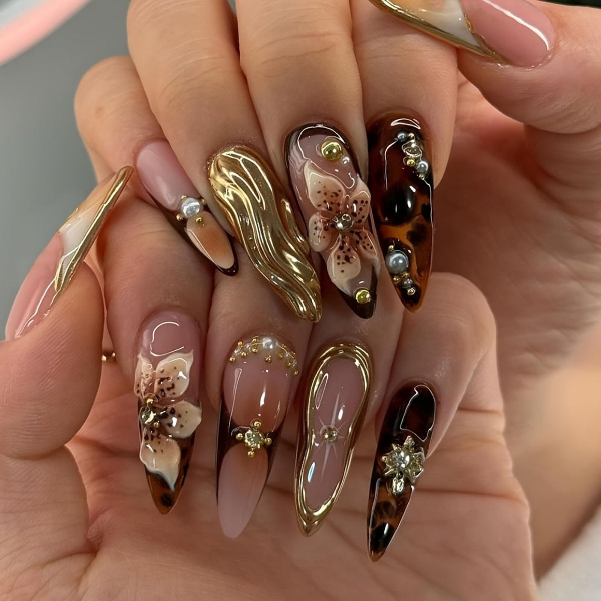 Ongles SEENEEY amande brun avec fleurs et bijou doré, ensemble 24 pièces prêt à poser