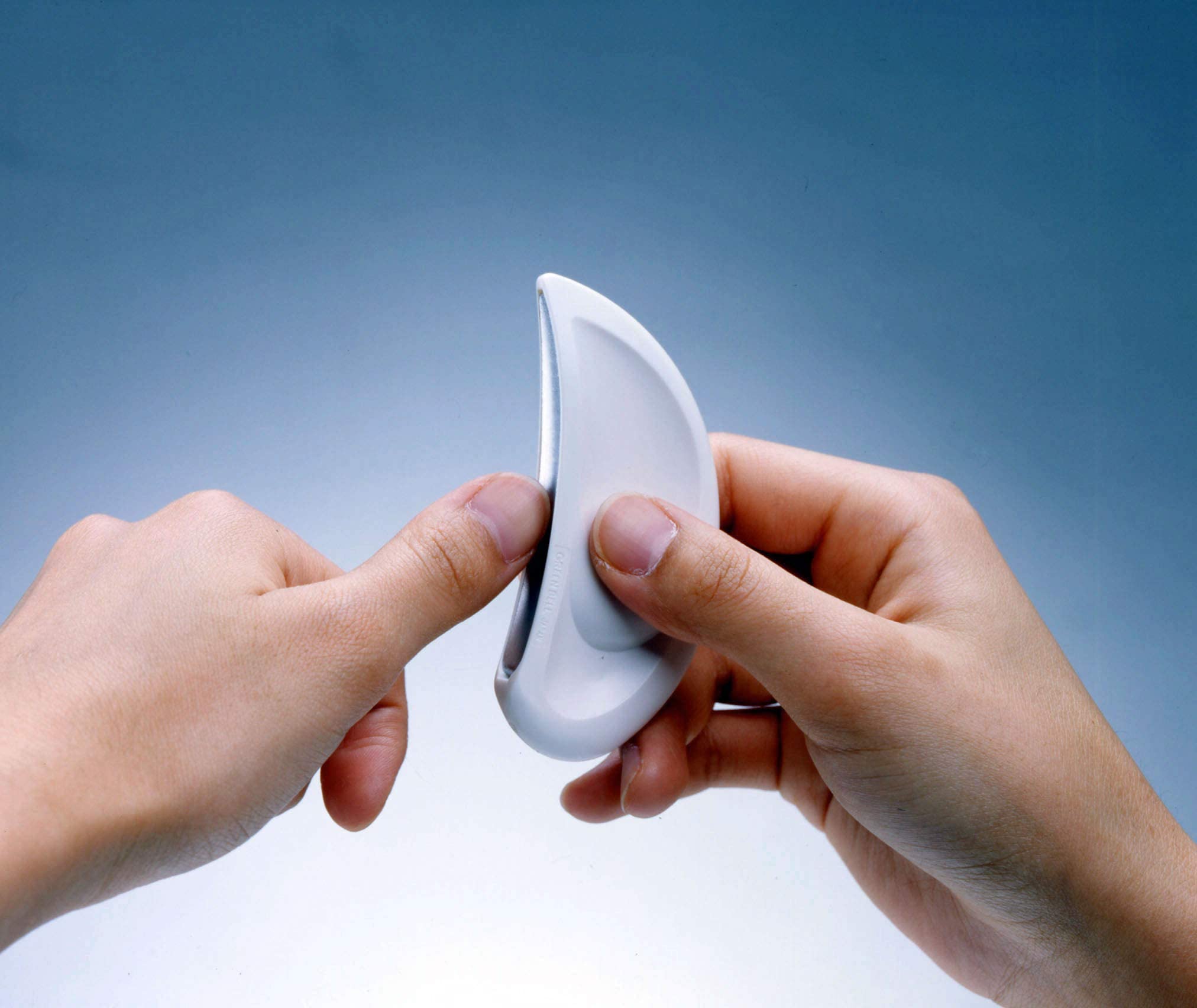 Seki Edge SS-405 design en U pour façonner les ongles en douceur.