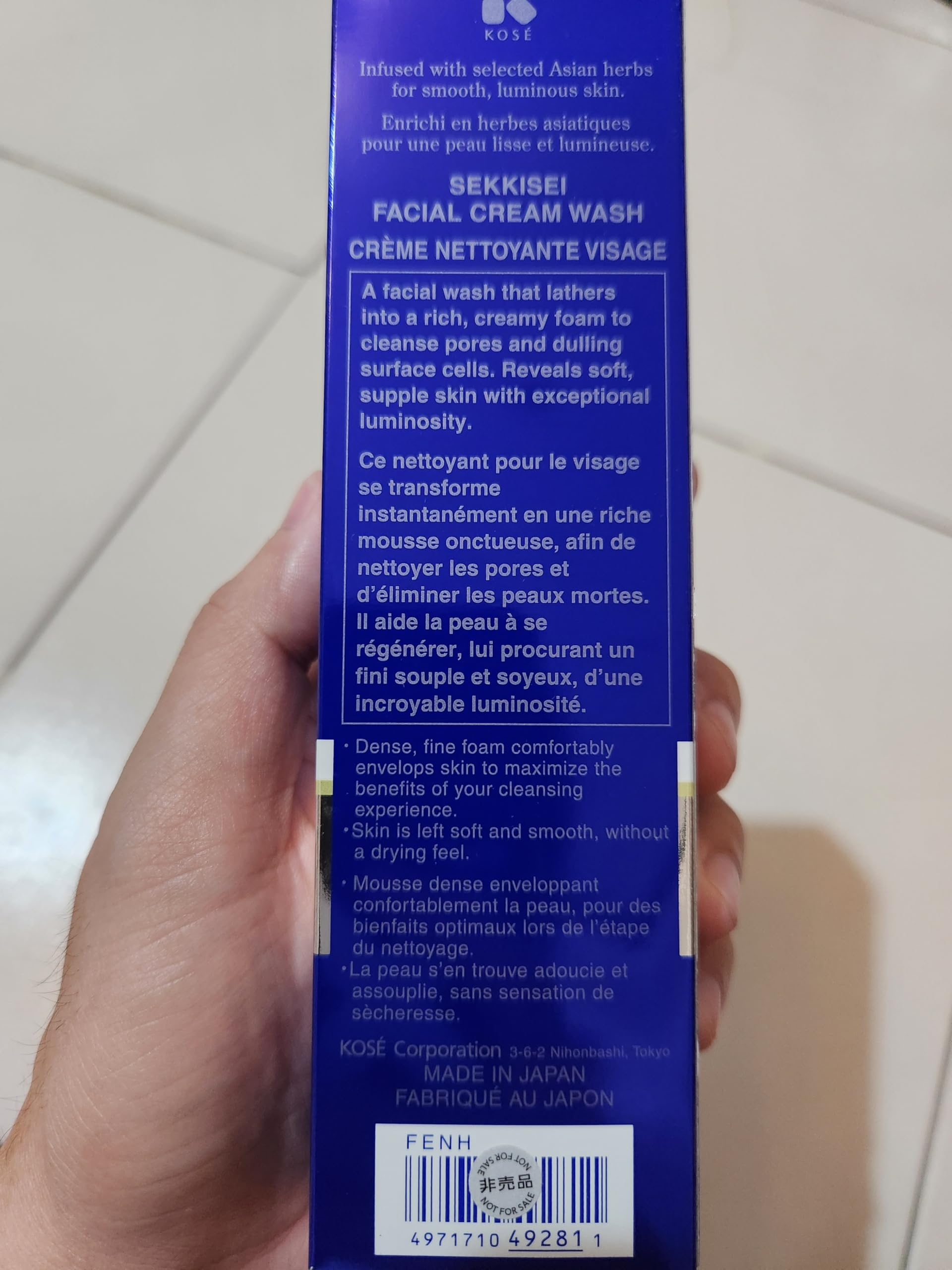 Sekkisei routine-soin-quotidien, intègre ce gel mousse dans votre rituel hydratant.