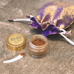 Ingrédients clés santal rouge, rose, Tulsi et clou de girofle dans Scent of Samadhi.