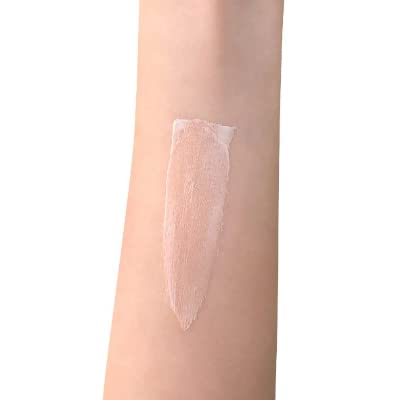 Seraphine Botanicals Camelina + Strobe – appliquer sur le teint pour un glow naturel.