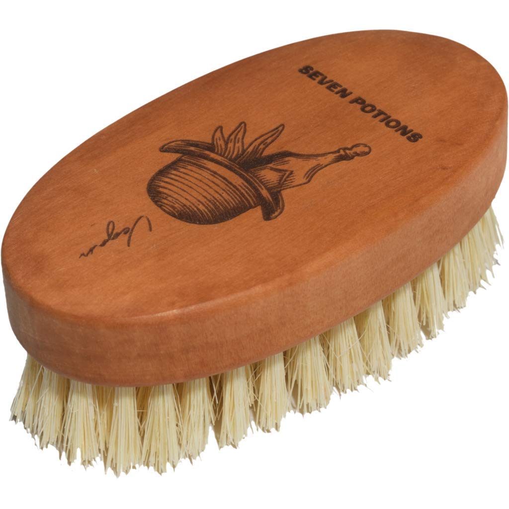 SEVEN POTIONS brosse barbe vegan, poignée en poirier, prise en main confortable.