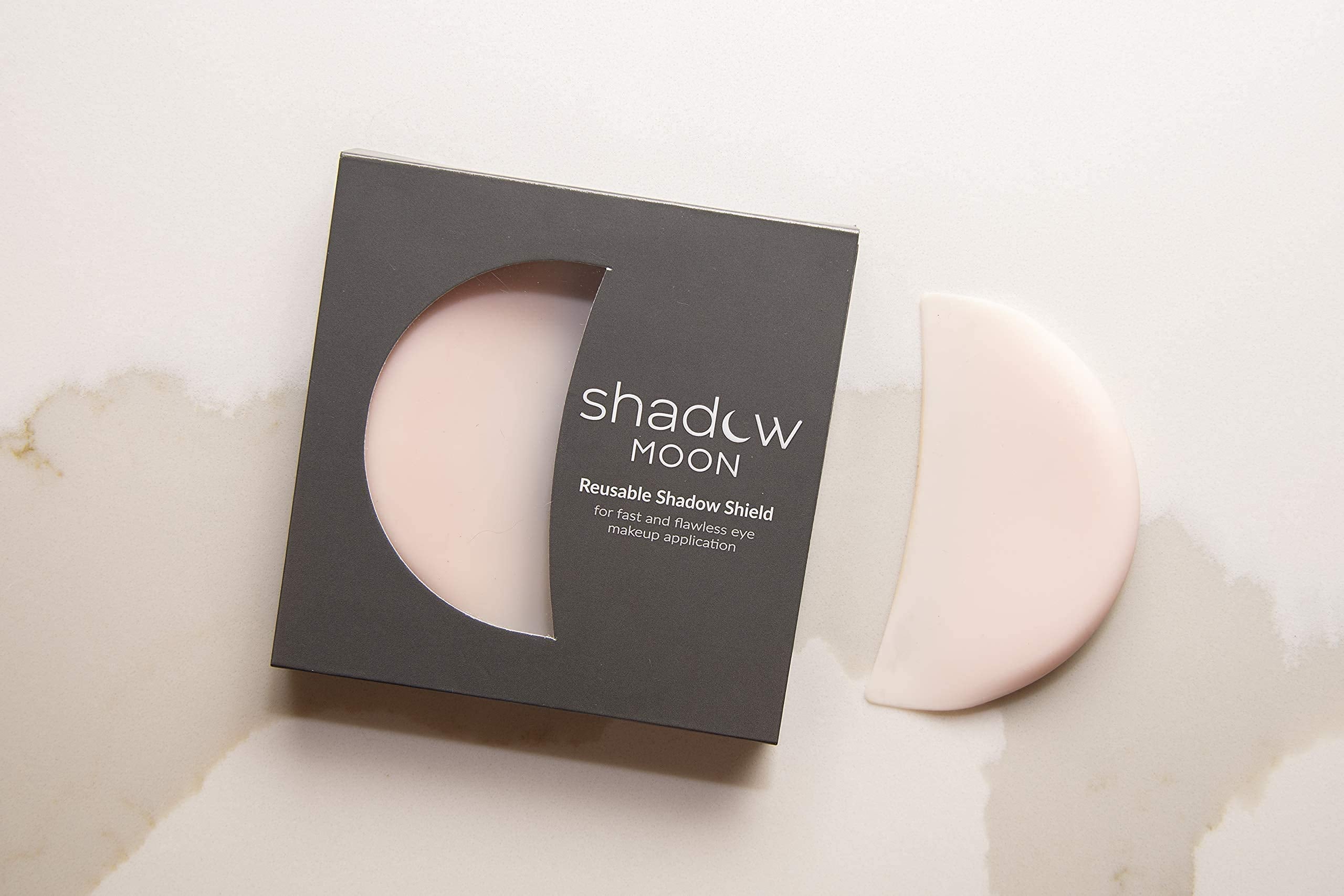 ShadowMoon anti-fallout-yeux capte les chutes de fard lors de l’application.