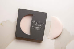 ShadowMoon anti-fallout-yeux capte les chutes de fard lors de l’application.