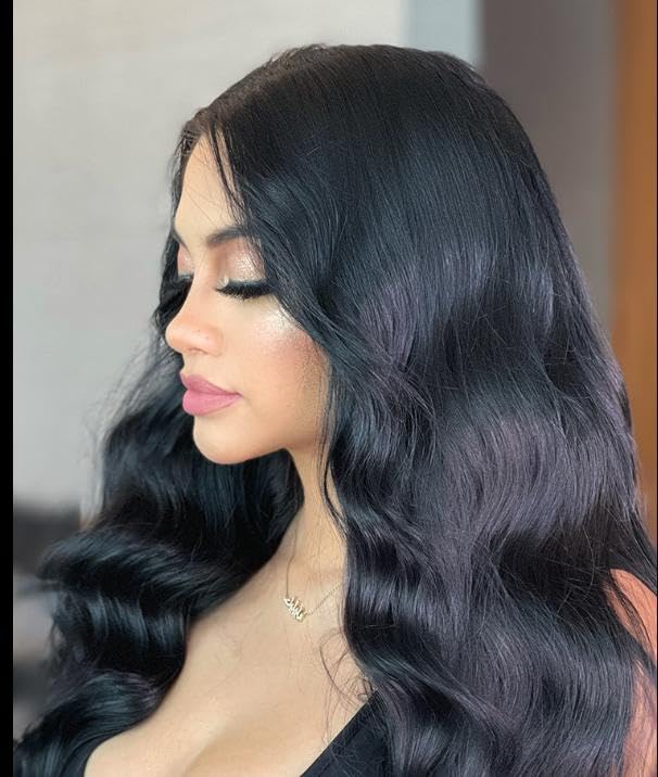 Shampoing croissance cheveux Jailyne Ojeda – scène douche, routine capillaire pouvant améliorer la santé du cuir chevelu.