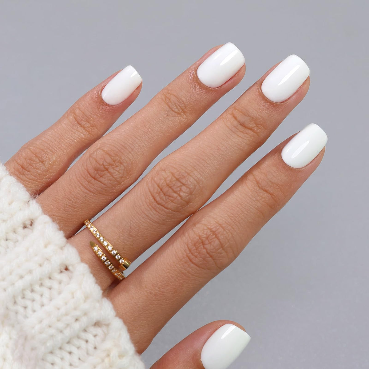 Ongles SHANGMENG a poser blancs courts en gros plan pour manicure naturelle et rapide