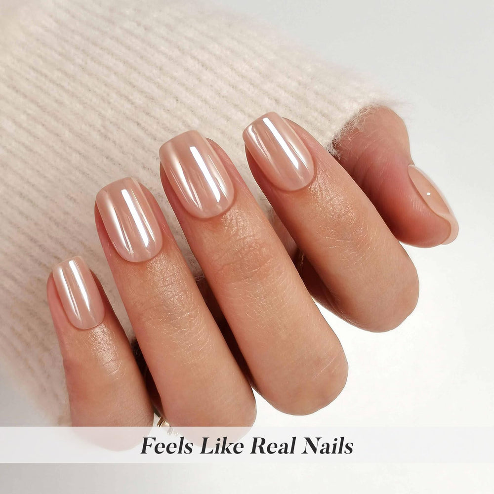 Gros plan des ongles ShangMeng Nude Chrome sur les doigts, aspect naturel