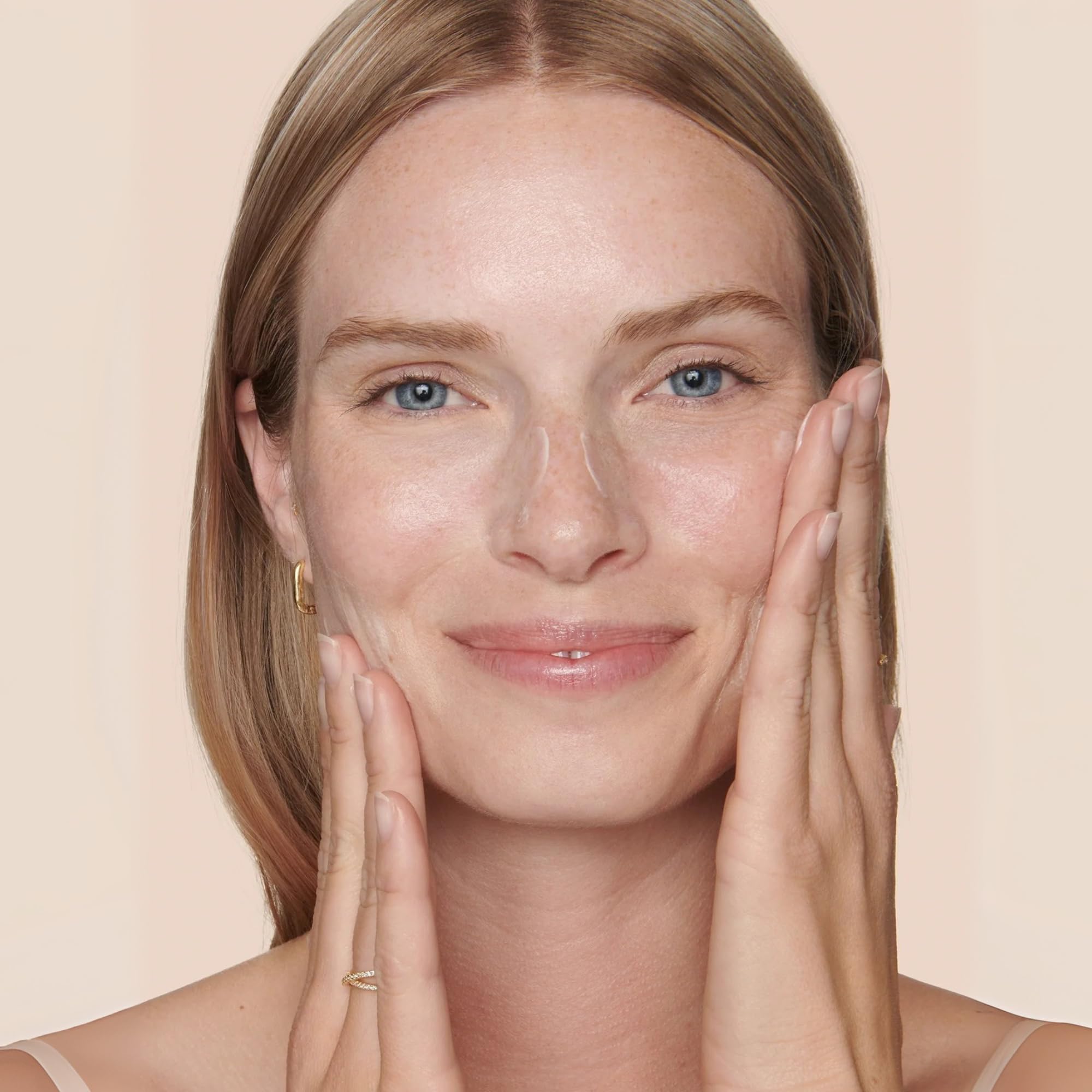 Peau visiblement plus lisse après SHANI DARDEN Hydration Peptide Cream.