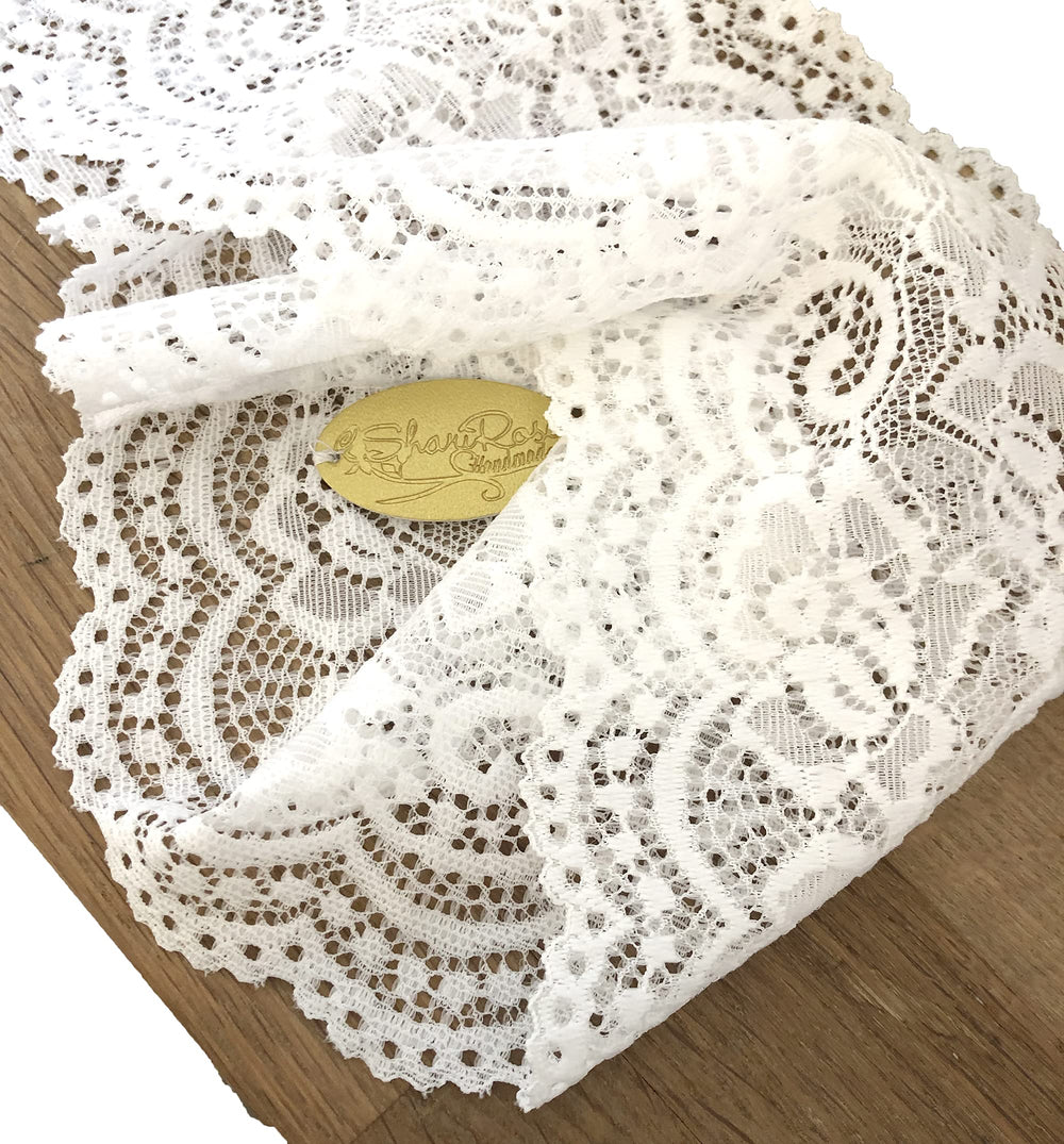 ShariRose bandeau dentelle blanche, détail motif floral et bord scallop, porté confortable.