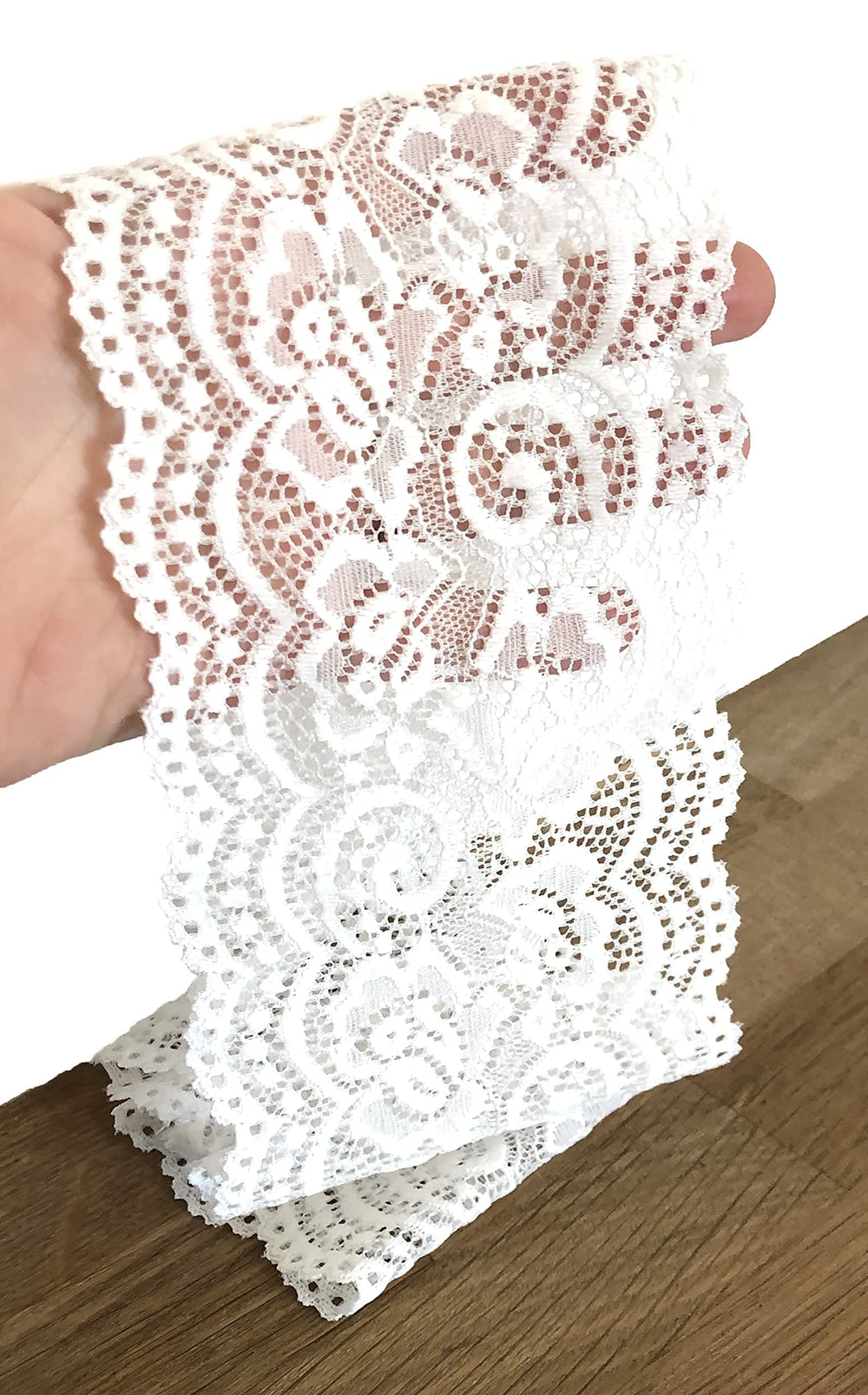 ShariRose bandeau dentelle blanche, idéal pour maquillage et coiffure soignée.