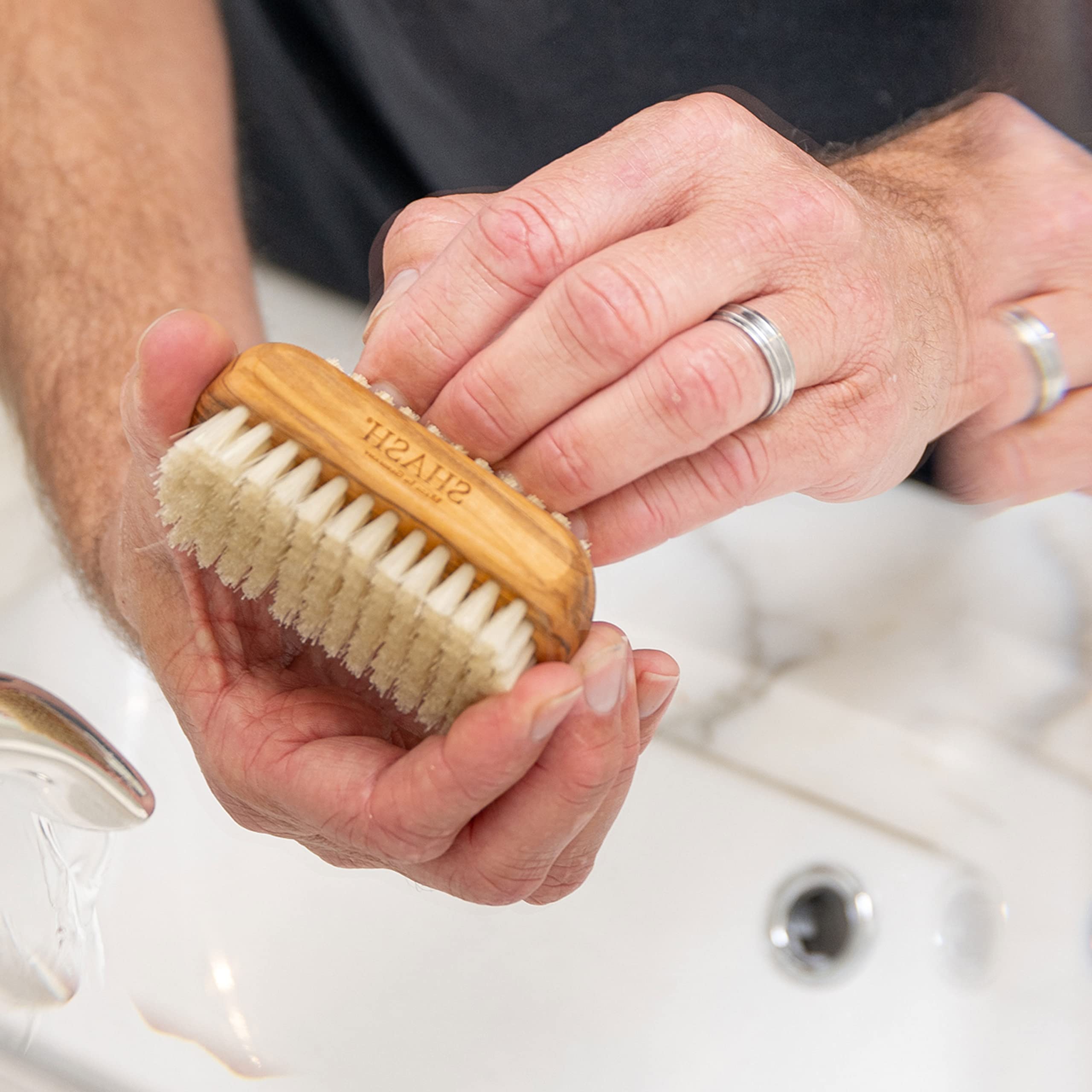 Brosse SHASH compacte – parfaite pour la trousse de voyage.