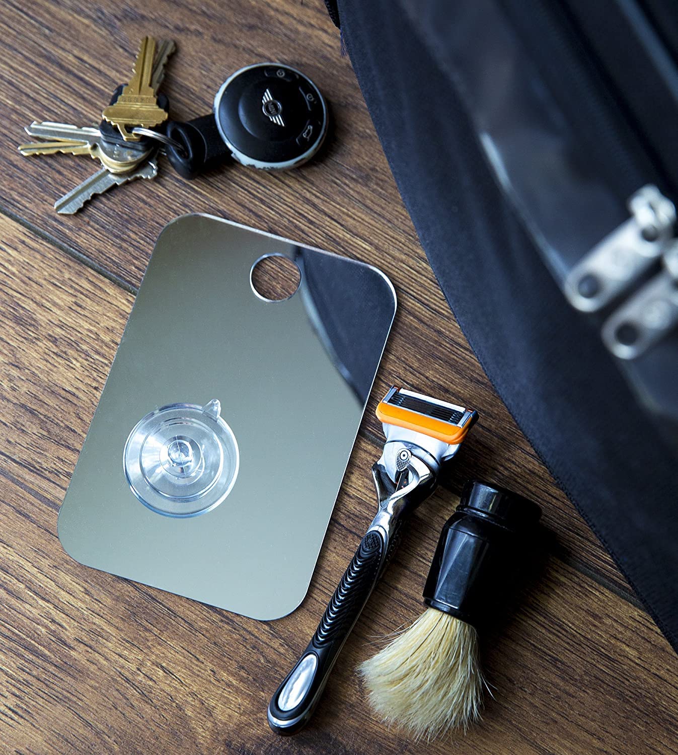 Miroir fabriqué aux États-Unis, Shave Well soutient une fabrication locale.