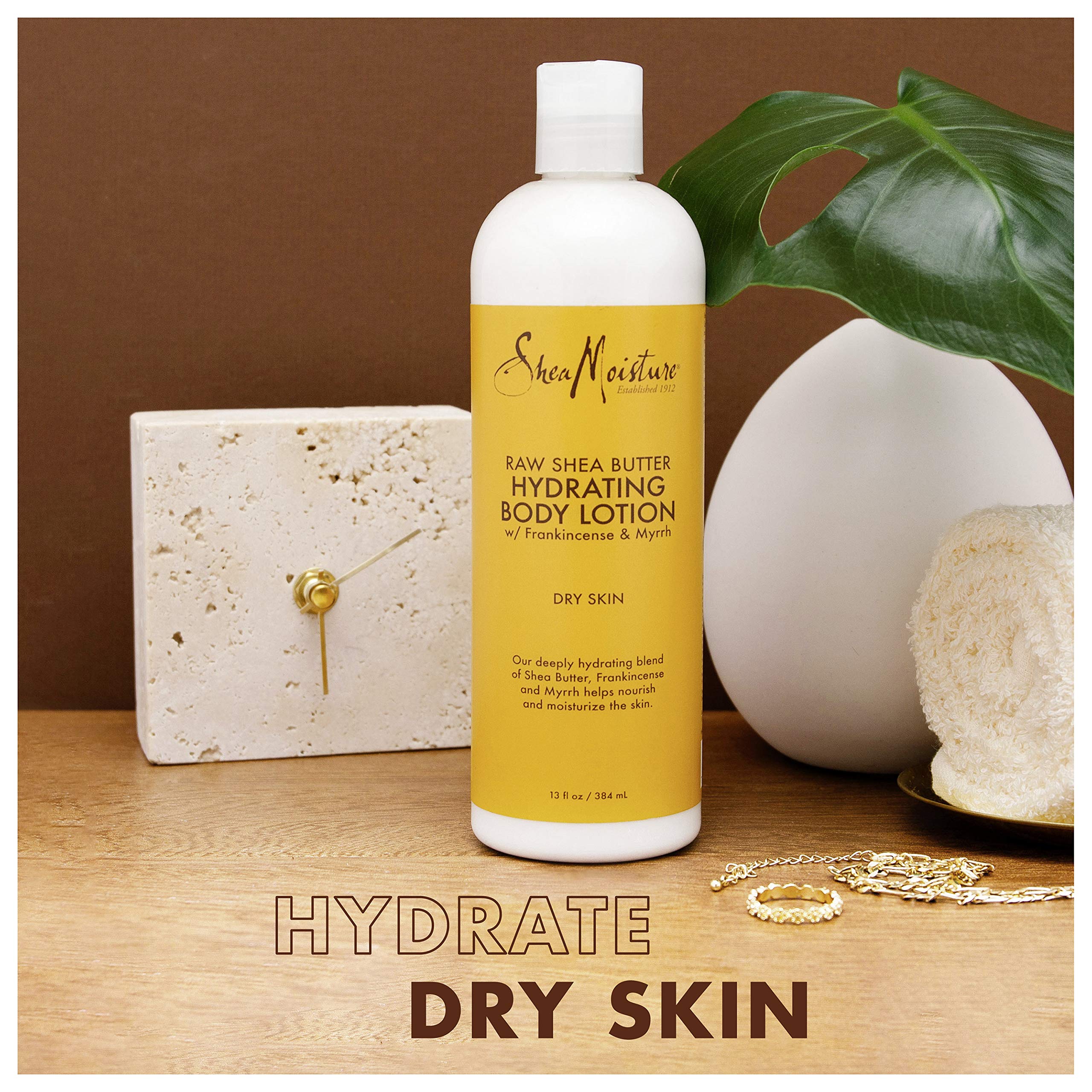 Lotion SheaMoisture appliquée sur les mains pour hydratation ciblée.
