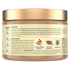 Main appliquant le masque SheaMoisture, texture crème facilitant l'hydratation.