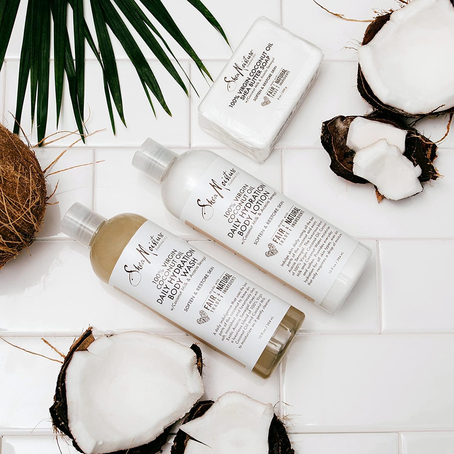 Savon-barre dans les mains, prêt à mousser et nettoyer