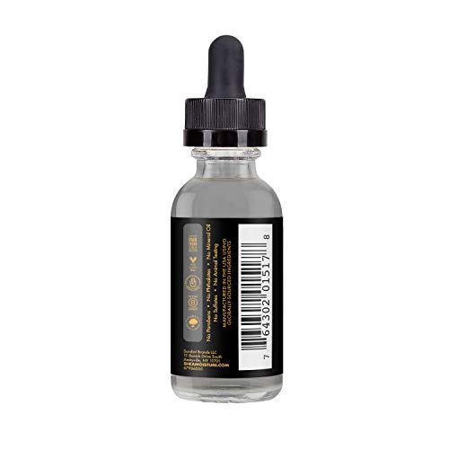Texture crémeuse du sérum nocturne par SheaMoisture, application douce et homogène.