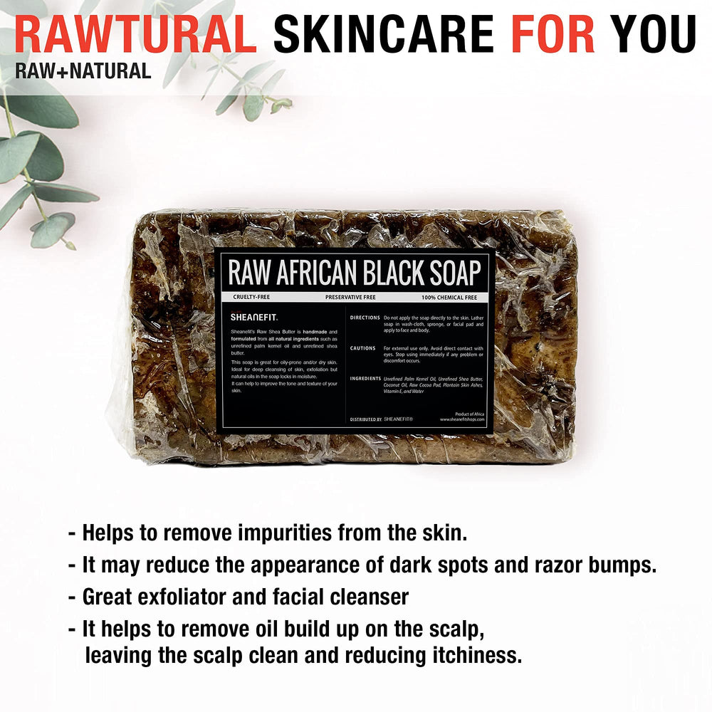 Application douce du savon noir Sheanefit avec éponge
