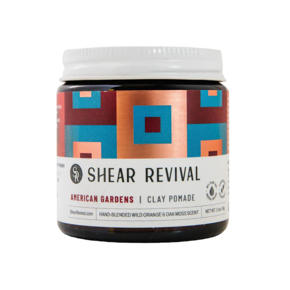 Shear Revival American Gardens pomade argile dans un pot, texture naturelle et tenue durable.