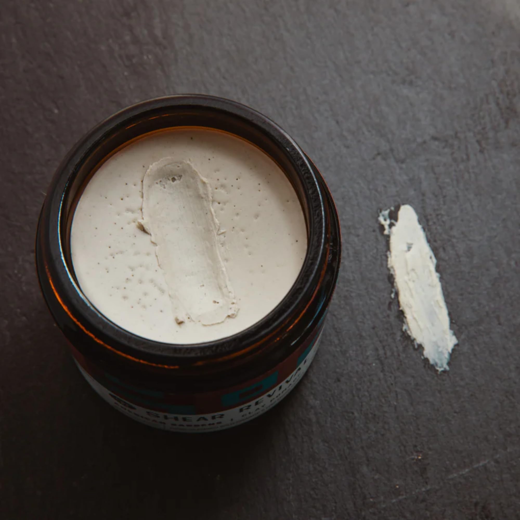 Shear Revival American Gardens pomade, mains en train d'appliquer, coiffage rapide.
