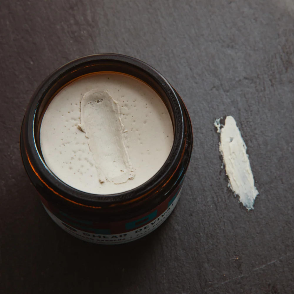 Shear Revival American Gardens pomade, mains en train d'appliquer, coiffage rapide.