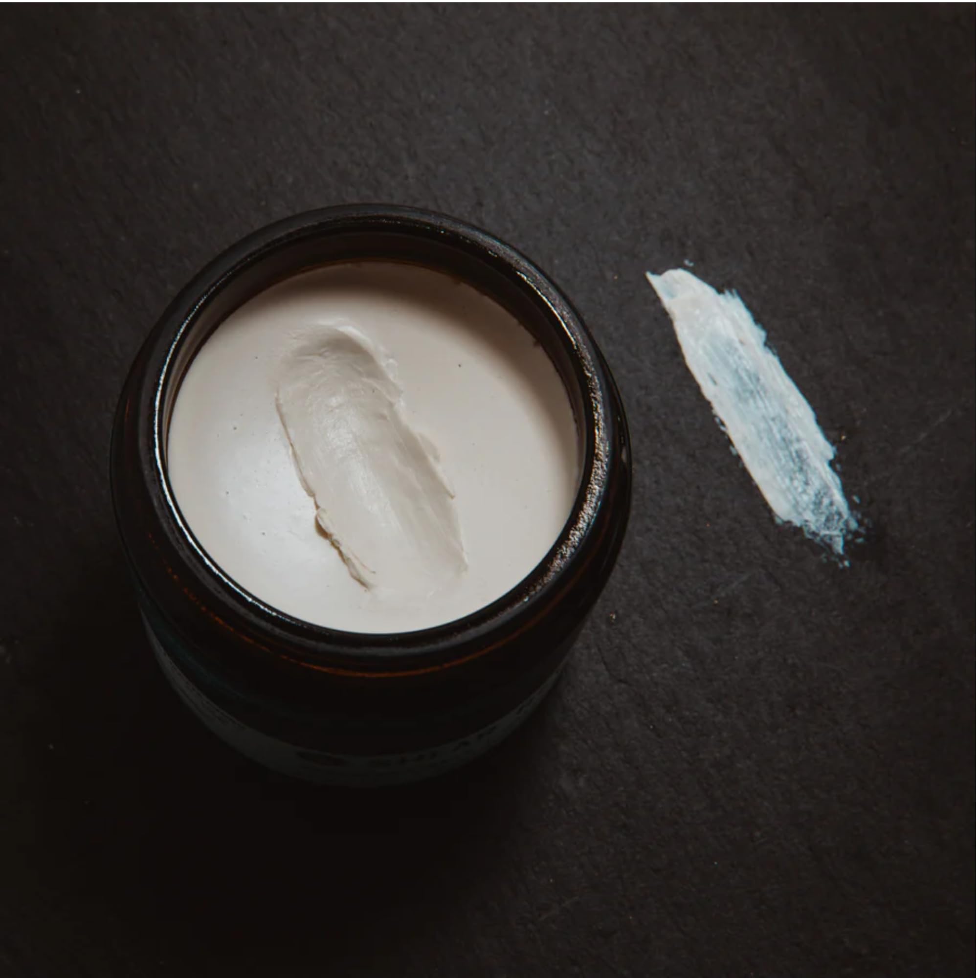 Senteur citron-sauge de Northern Lights, parfum frais lors du coiffage.