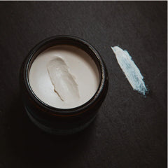 Senteur citron-sauge de Northern Lights, parfum frais lors du coiffage.