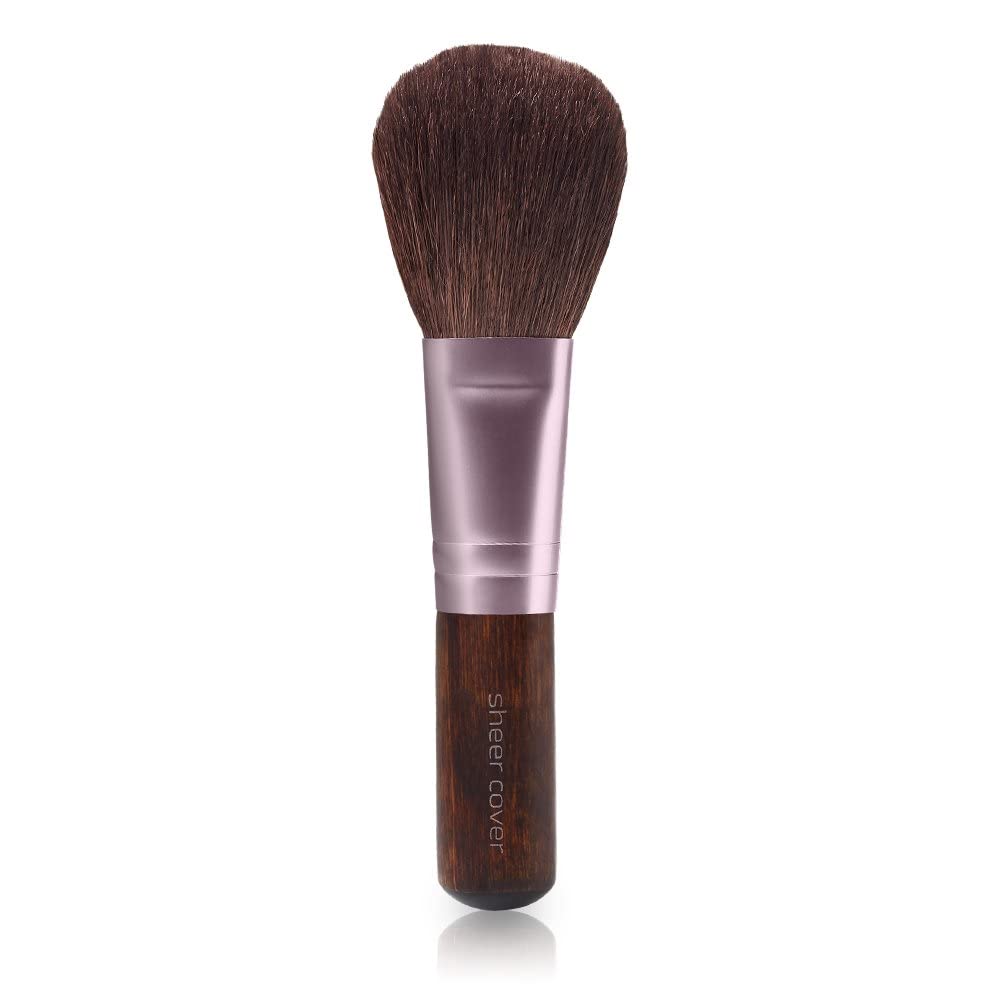 Pinceau Sheer Cover correcteur pour estomper les imperfections.