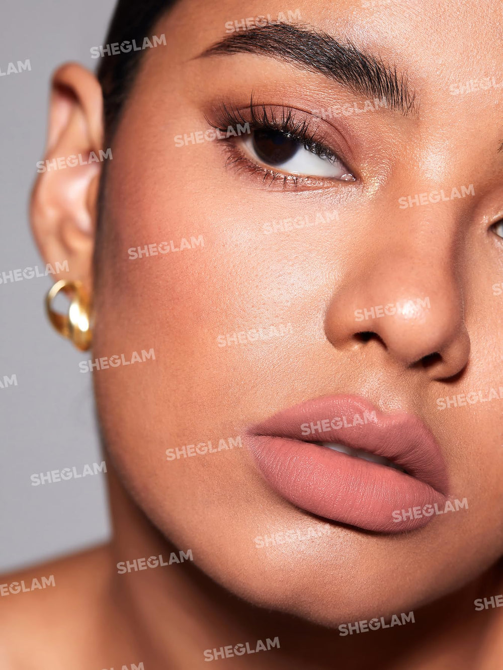 Texture mousse légère SHEGLAM, application douce sans tiraillement.