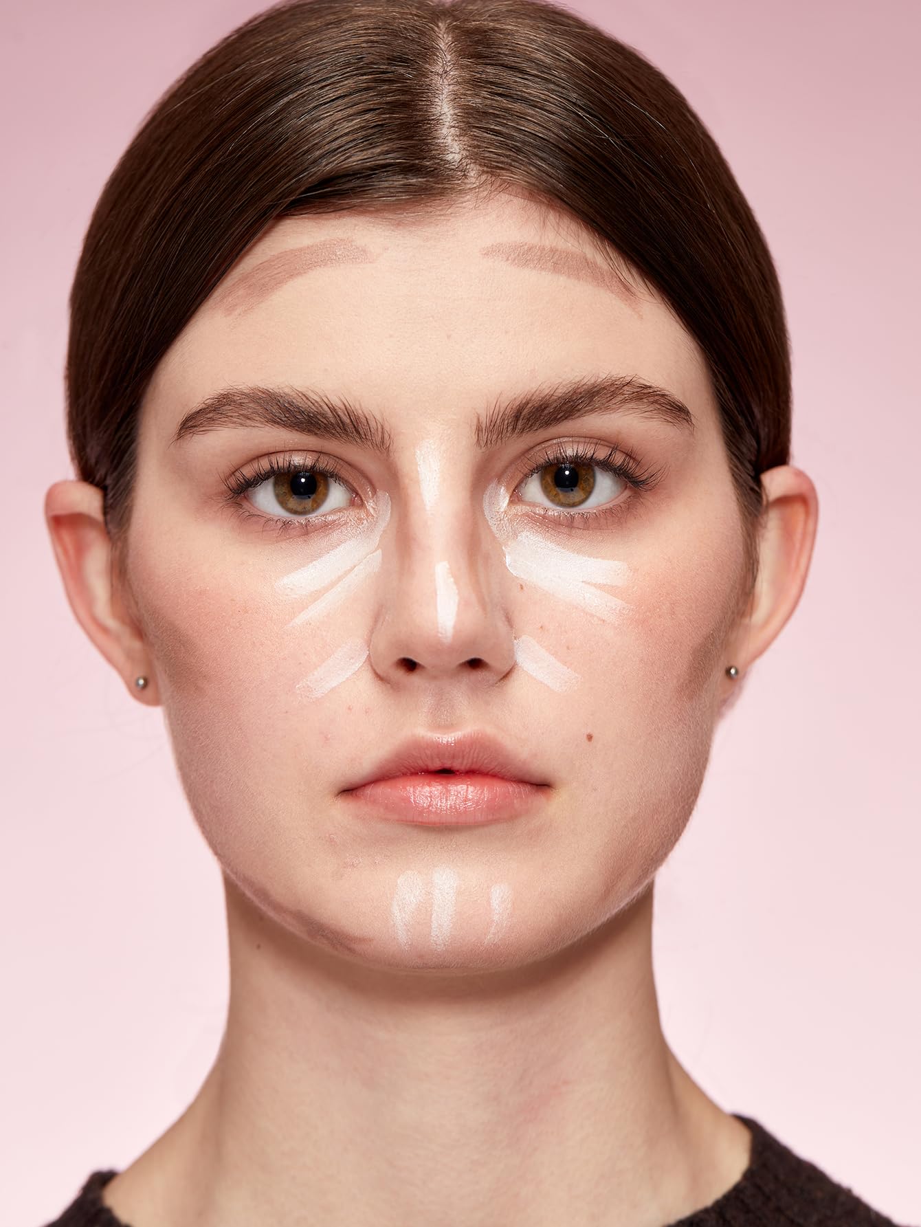 SHEGLAM Fine Line 2-en-1 lumineur visage pour un éclat ciblé.