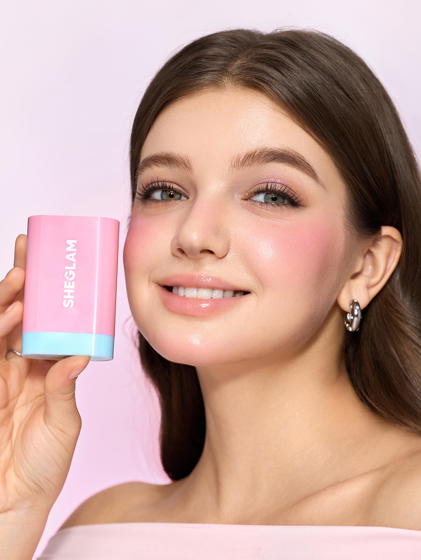 Texture crème du SHEGLAM Glass Glow Blush Stick pour un estompage facile