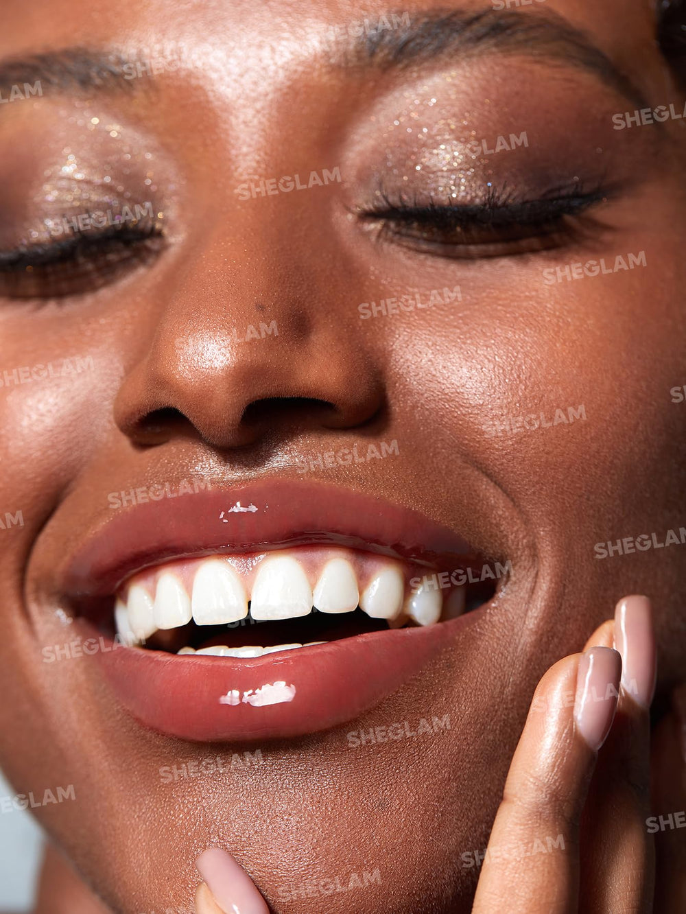 SHEGLAM PoutPerfect vernis à lèvres Sepia Kiss – emballage élégant pour un rituel beauté rapide.
