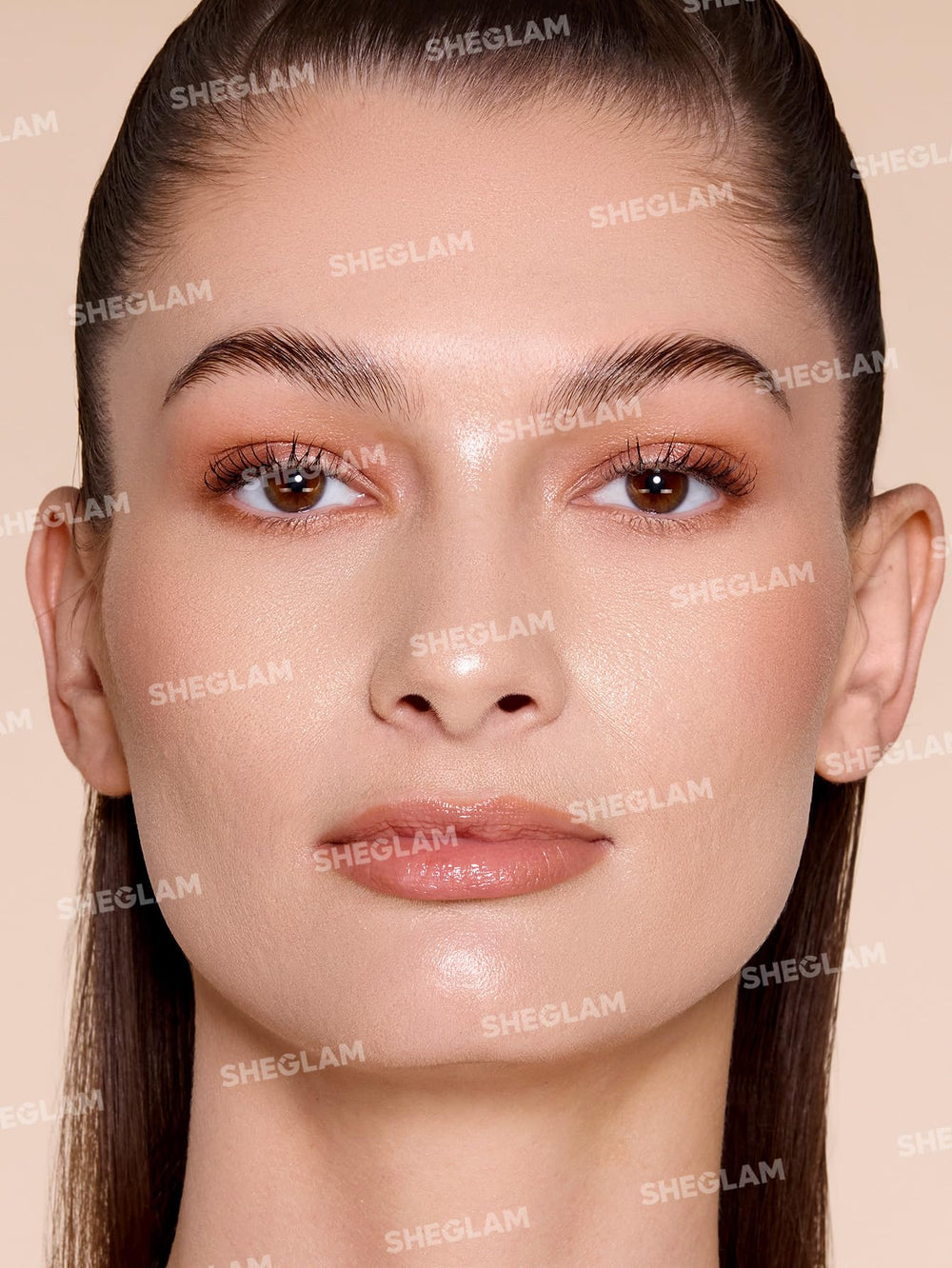 SHEGLAM Skin Magnet fond de teint-stick avec teinte Shell sur peau.