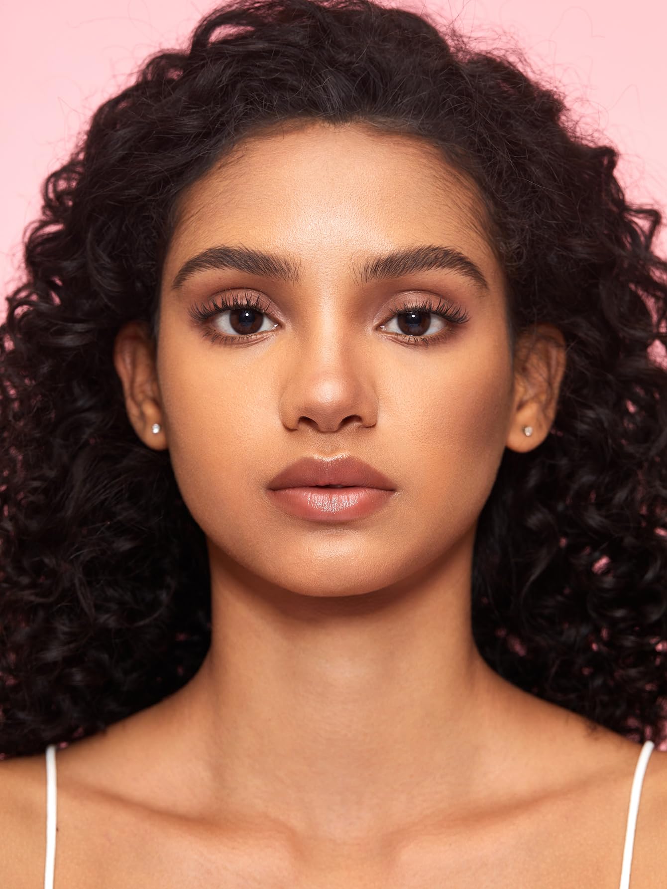 SHEGLAM texture crème estompage, fini naturel et fluide sur la peau.