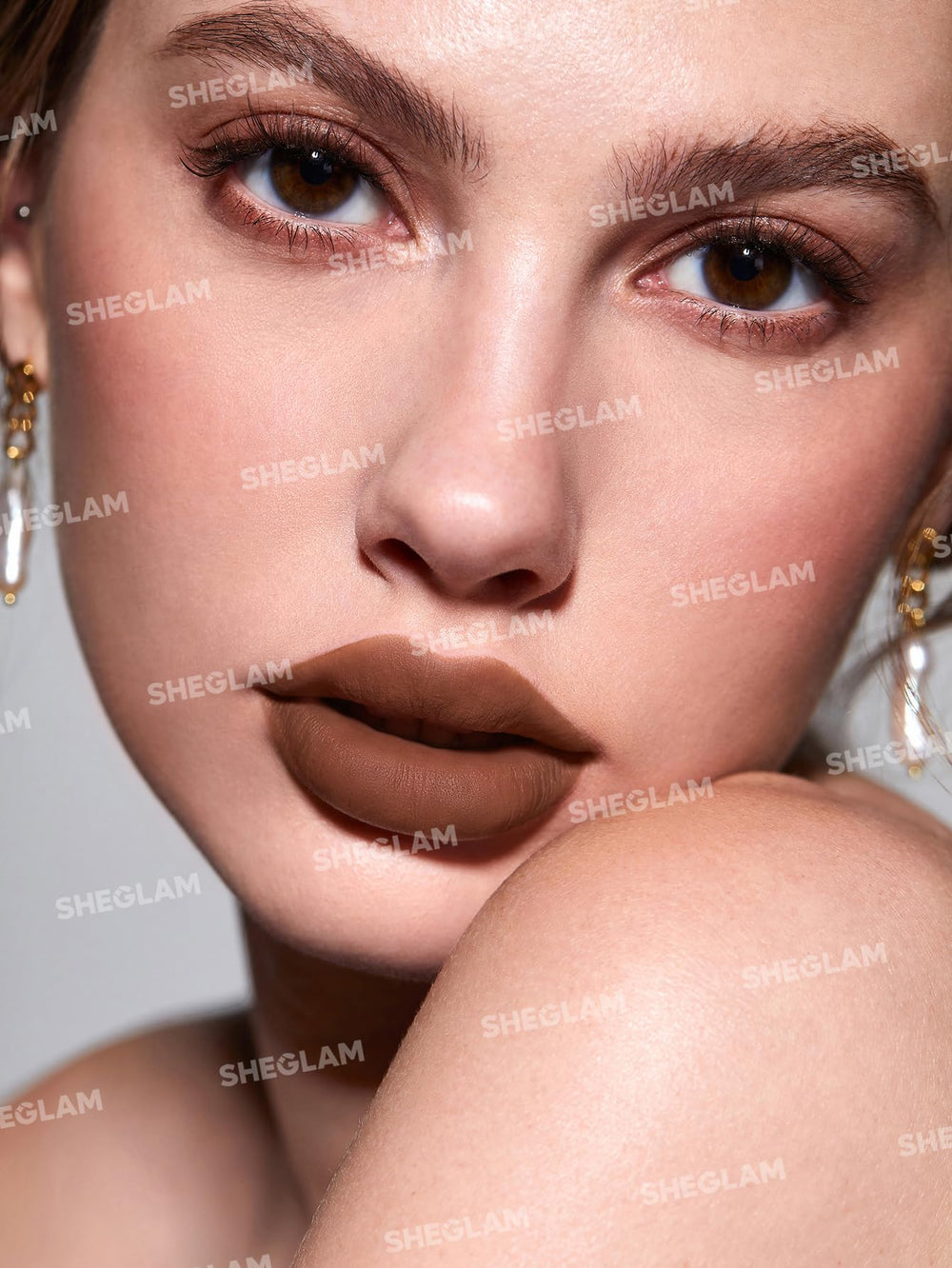 SHEGLAM Texture mousse sur les lèvres; glisse sans tiraillement.