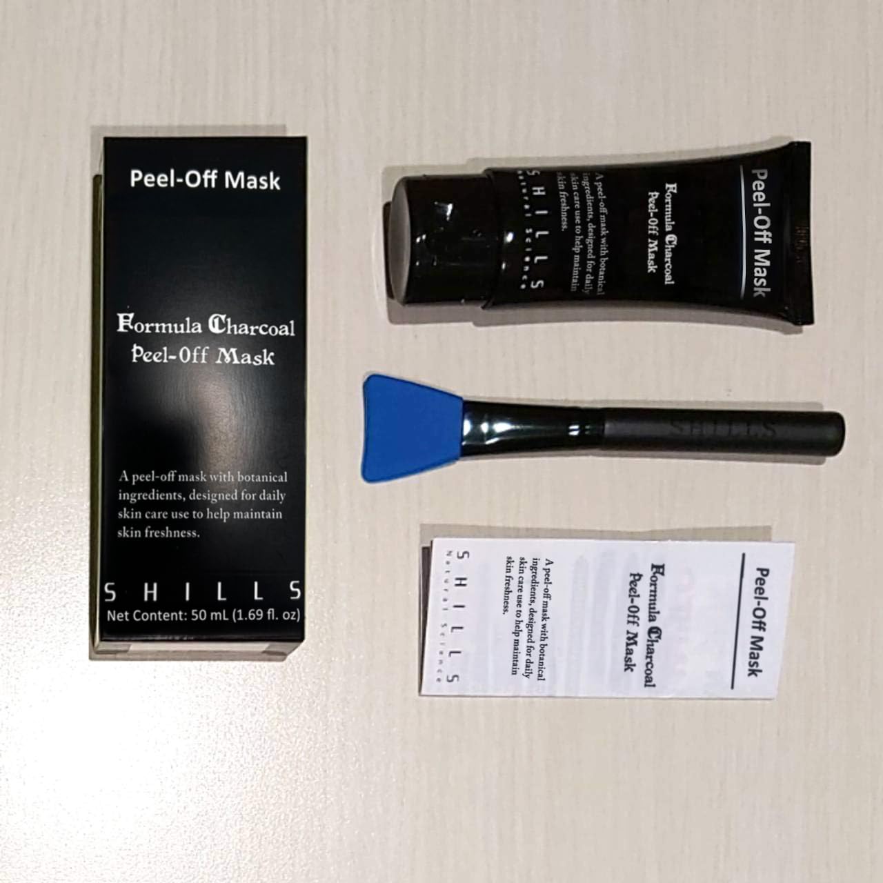 SHILLS masque-charbon-bambou: gros plan sur la texture noire purifiante.