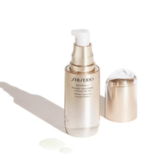 Sérum Benefiance Shiseido, application-massage-visage, soin quotidien pour un contour plus tonique.