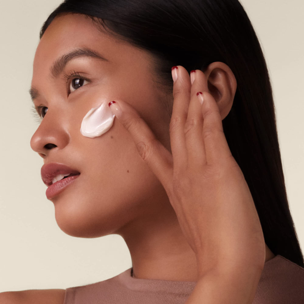 Shiseido Bio-Performance sur le cou, effet nourrissant et frais.