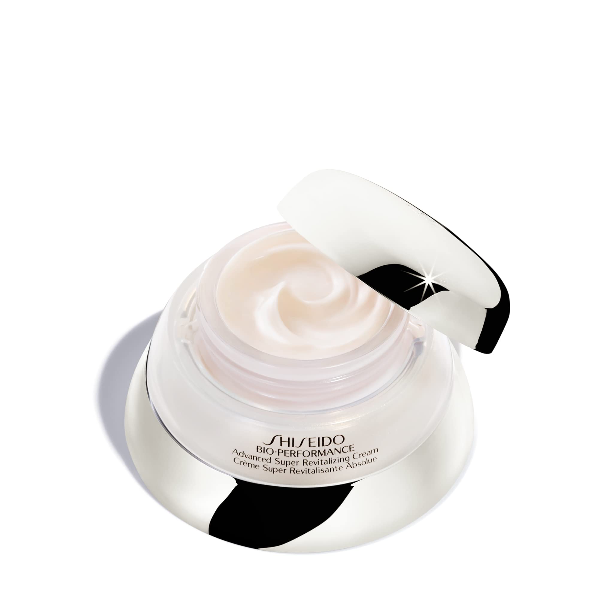Texture crème appliquée de Shiseido Bio-Performance pour une peau douce.