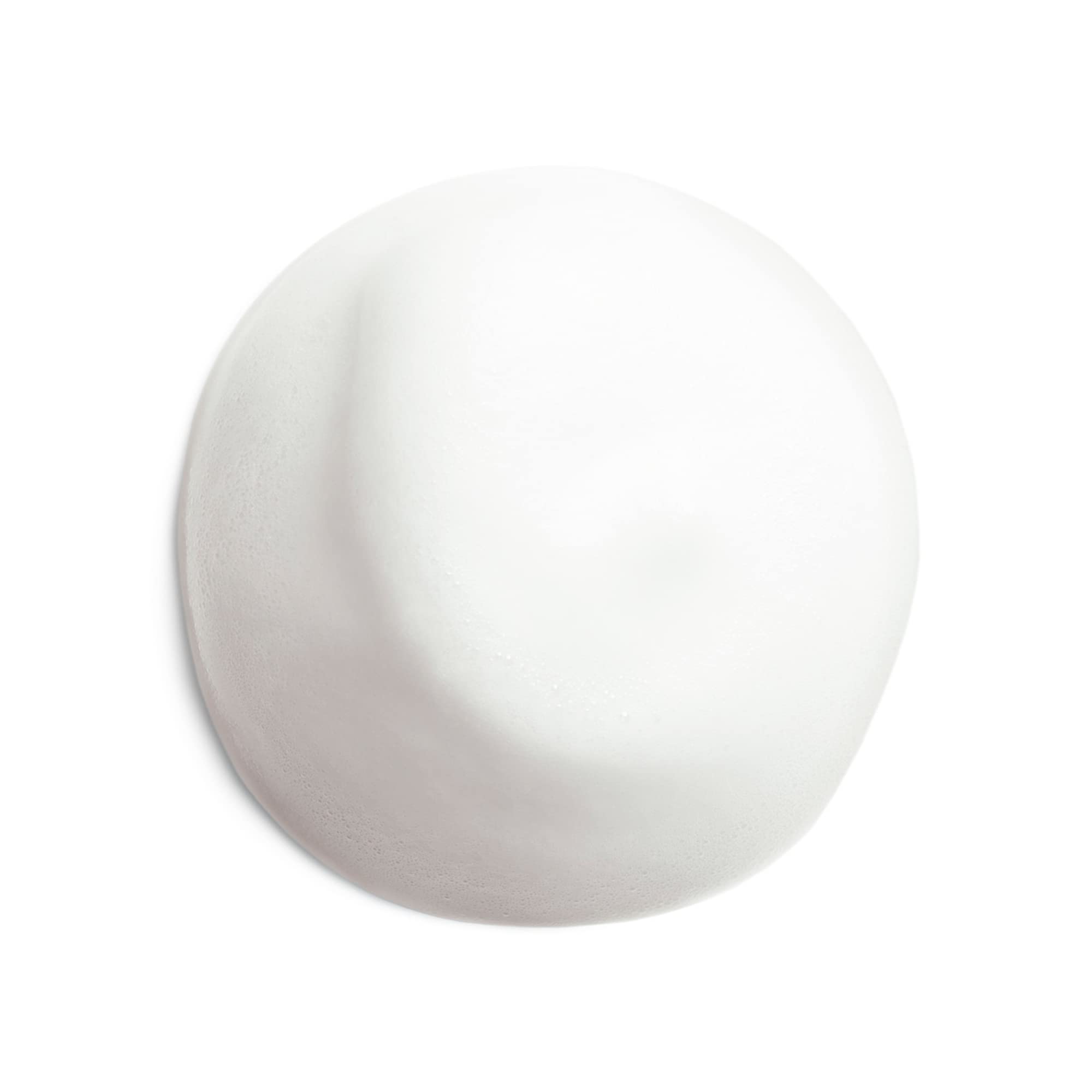 Shiseido Complete Cleansing Microfoam – application douce sur le visage facilitant un démaquillage soigné.
