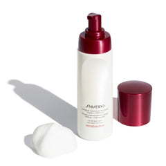 Shiseido Complete Cleansing Microfoam – mousse visage douce utilisée quotidiennement pour préparer la peau.