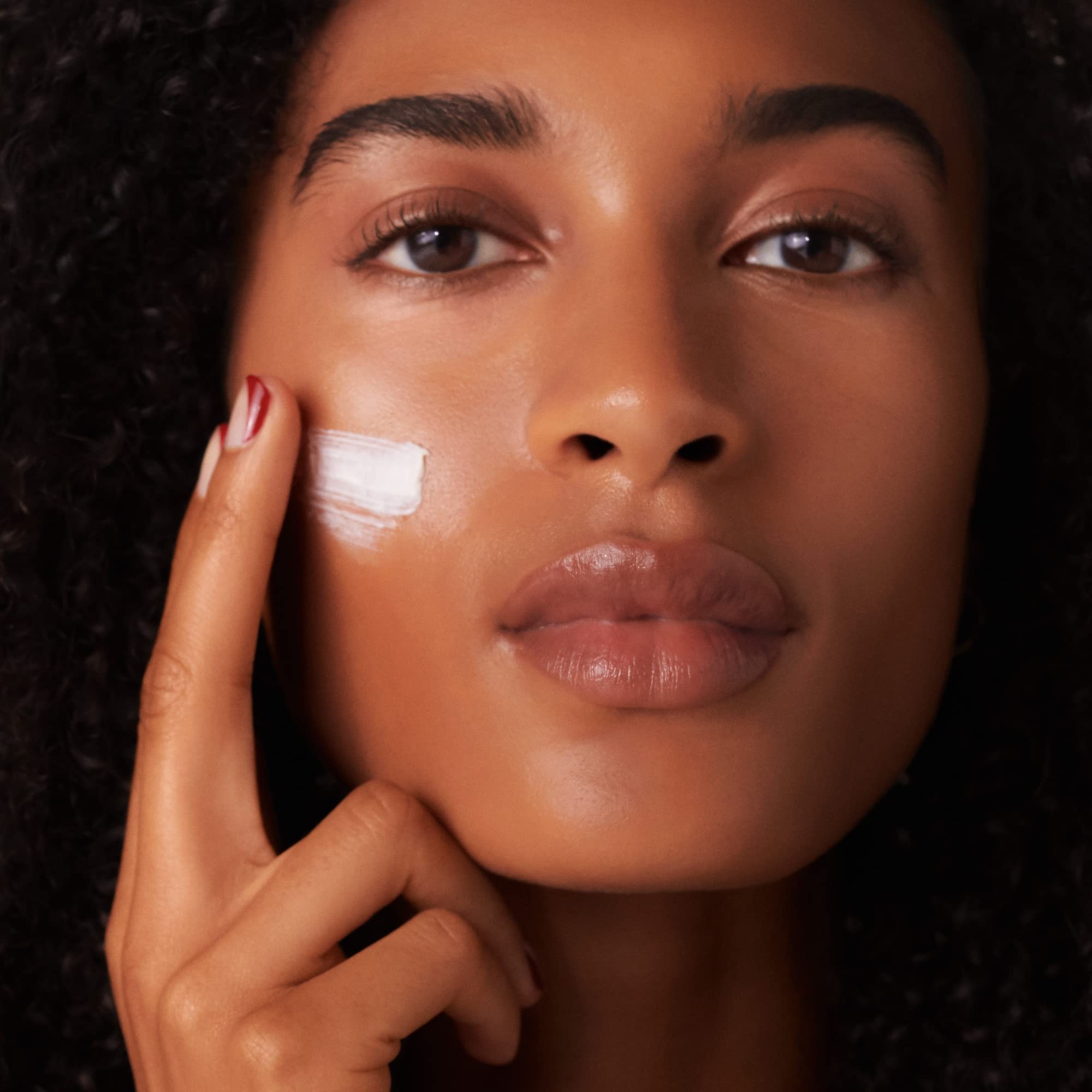 Application sur les zones du visage, peau plus lisse et tonifiée.