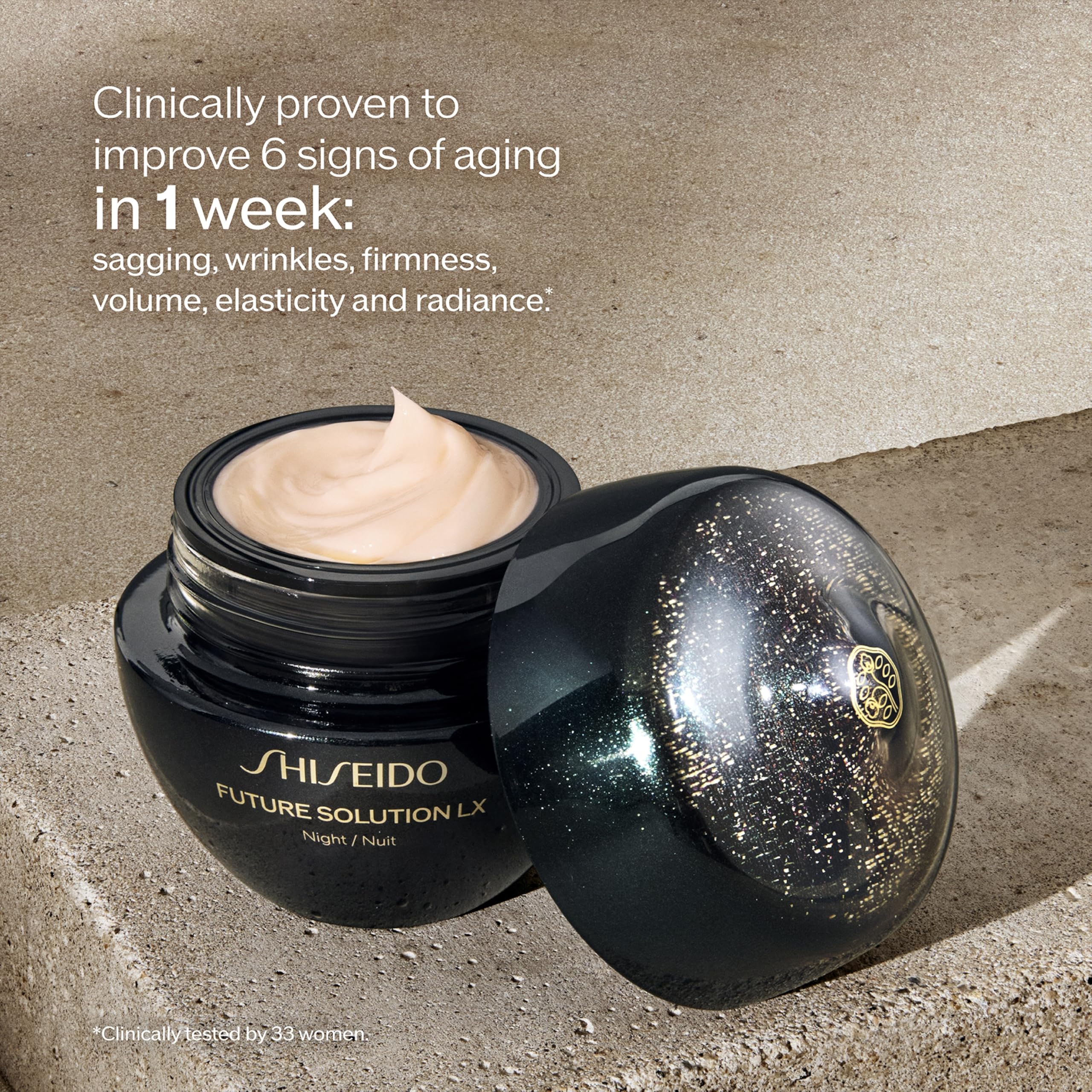 Texture crème nuit soyeuse de Shiseido Future Solution LX pour une application agréable.