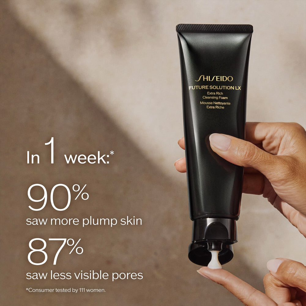 Shiseido Future Solution LX texture crèmeuse mousse visage, offre une sensation hydratante.