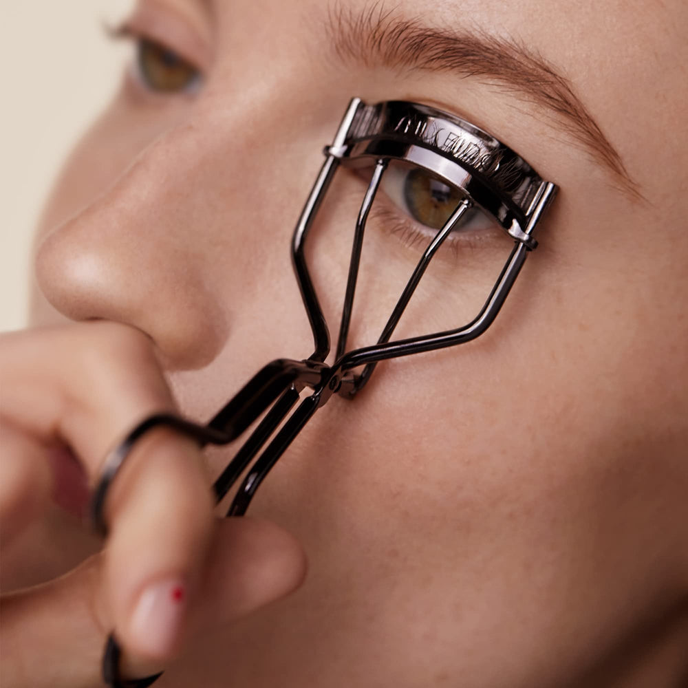 Shiseido guide-utilisation-curleur-cils: conseils pour une courbe naturelle et ouverte.