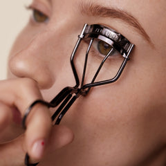 Shiseido guide-utilisation-curleur-cils: conseils pour une courbe naturelle et ouverte.